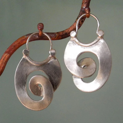Orecchini Vintage in Forma Unica – Riflessione d'Argento con Carattere